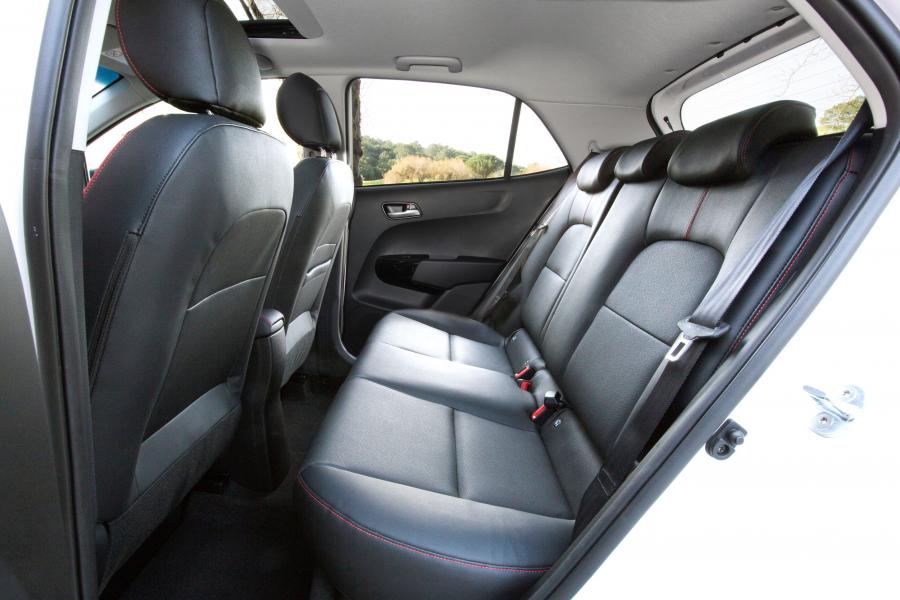 Интерьер Kia Picanto GT Line 5-Door 2017 года  (WW) (фото 19 из 45)